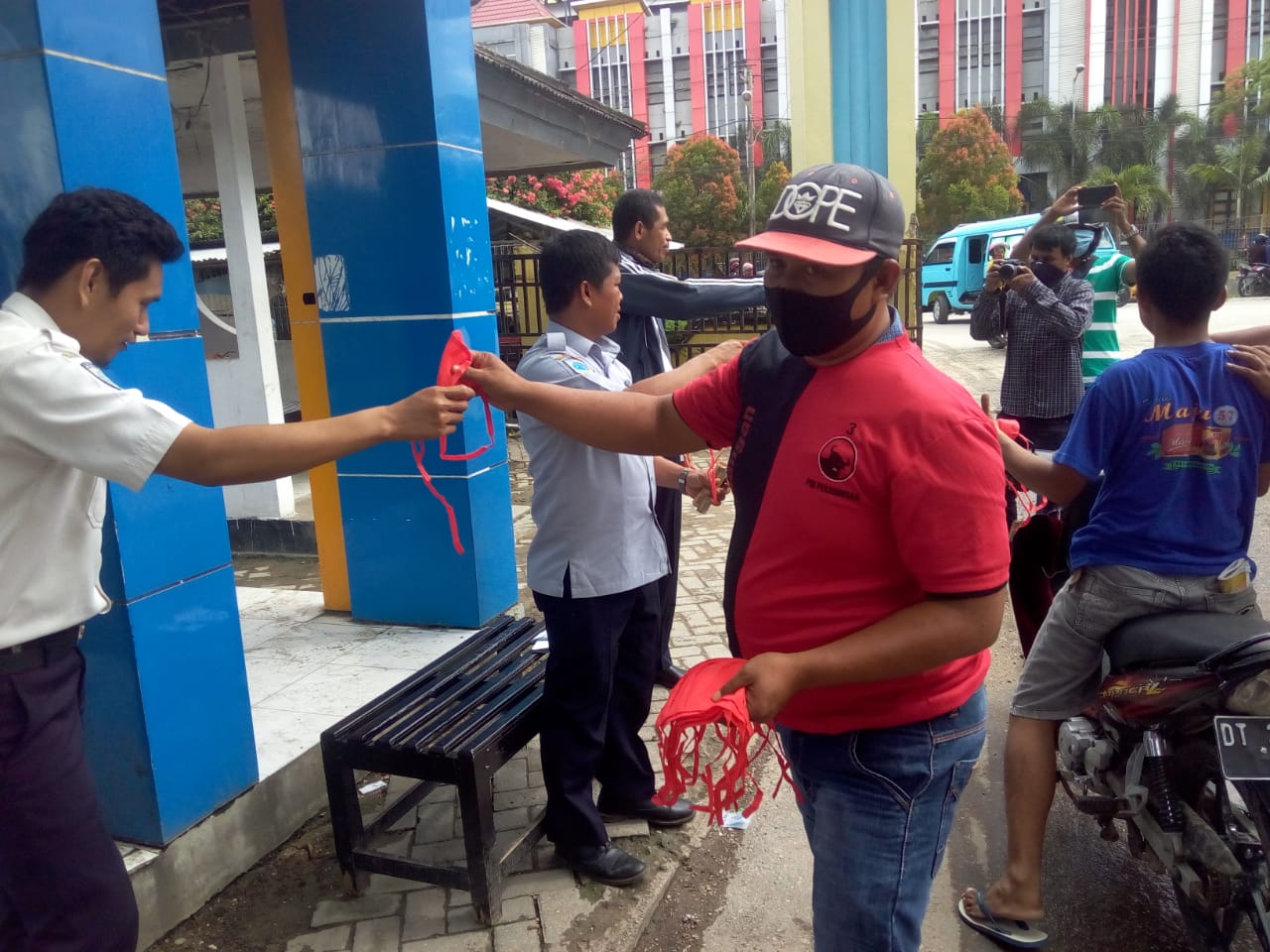 DPC PDIP Kendari Bagikan Ribuan Masker Gratis ke Masyarakat