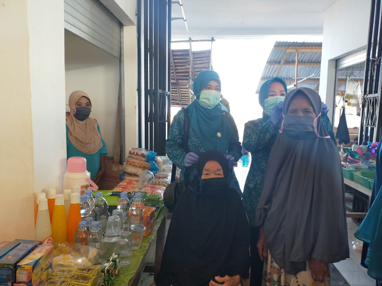 PKK dan Organisasi Wanita Konkep Bagikan Ratusan Masker ke Masyarakat