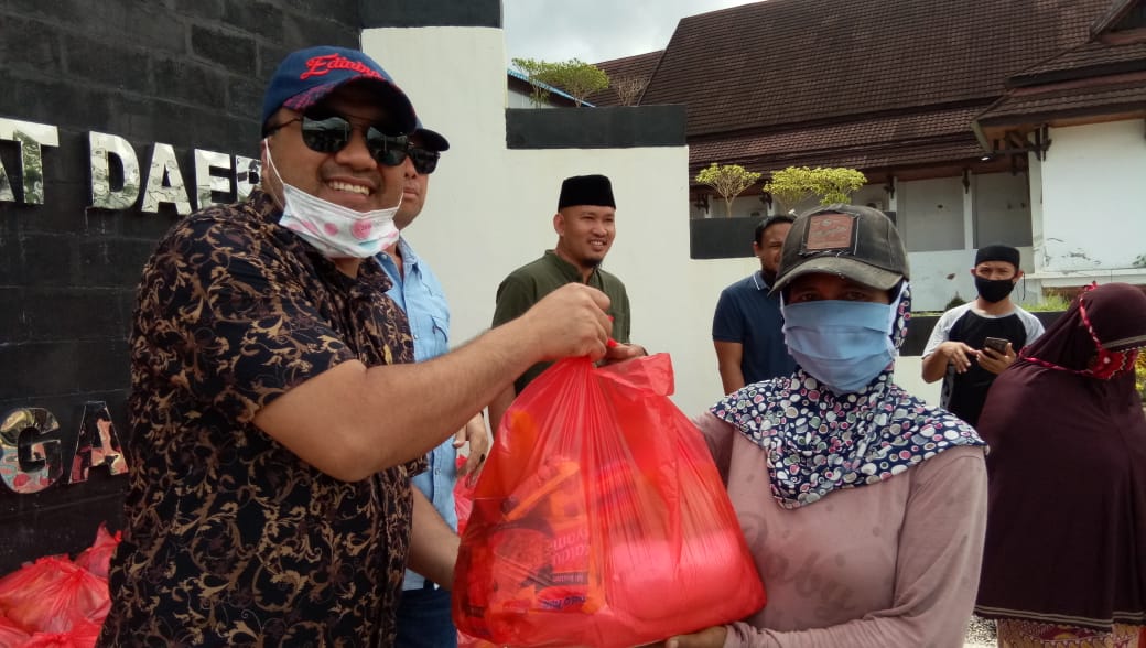 Anggota DPRD Sultra Bagi-bagi Sembako