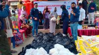 Pertamina Bersama Hiswana Migas Bagikan Ratusan Paket Sembako di Kendari