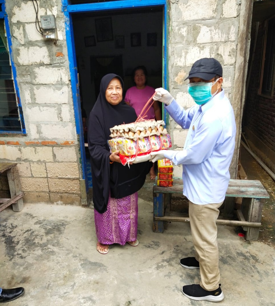 Andi Sulolipu Bagikan 250 Paket Sembako Door to Door ke Masyarakat Kendari
