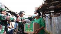 Door to Door, Kodam XIV/Hasanuddin Bagikan Paket Sembako ke Warga
