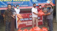 KPU Sultra Salurkan Bantuan Kepada Masyarakat Terdampak Covid19