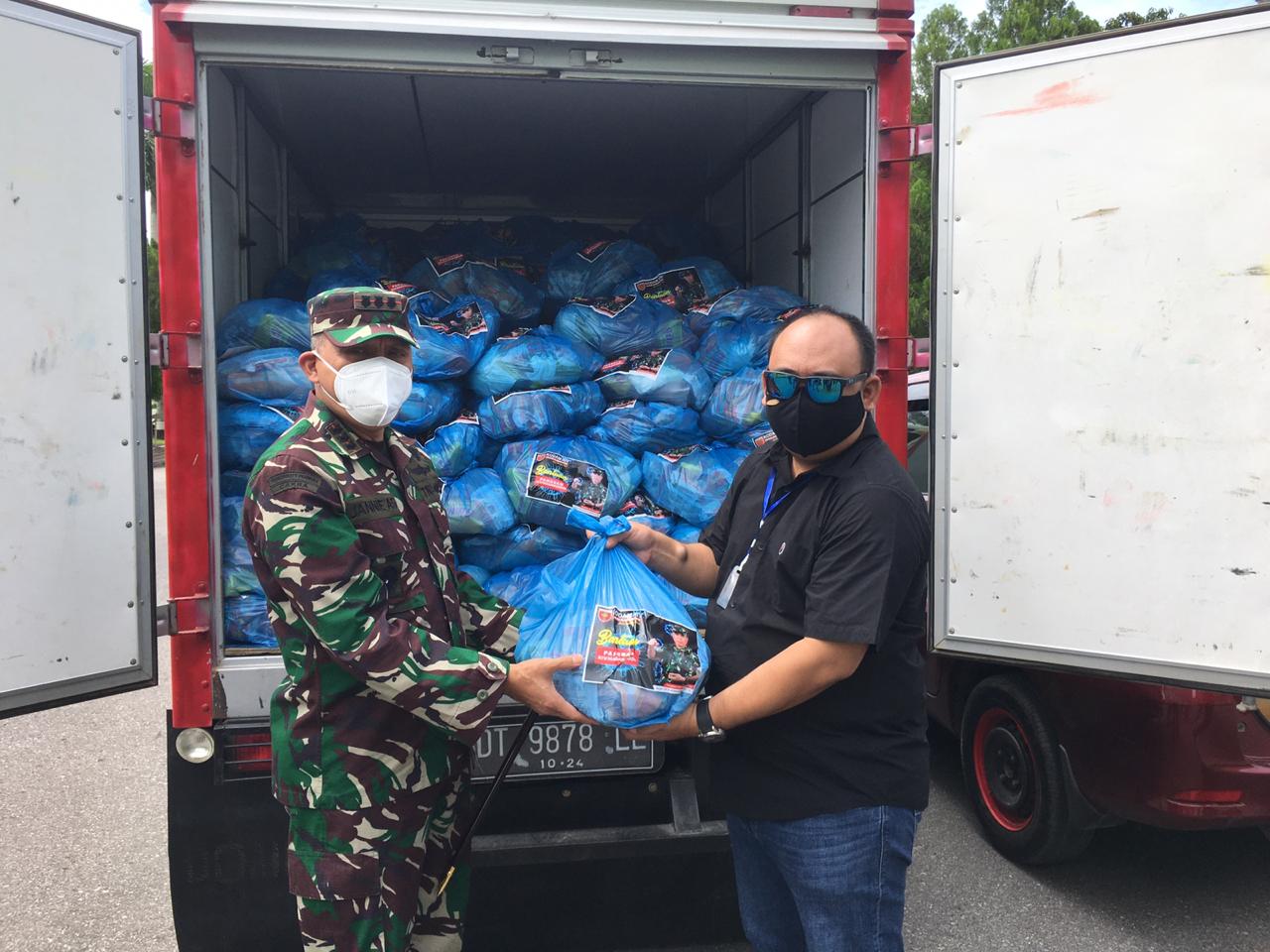 Pangdam XIV/Hasanuddin Berikan 500 Paket Sembako ke Masyarakat Kendari Terdampak Covid19
