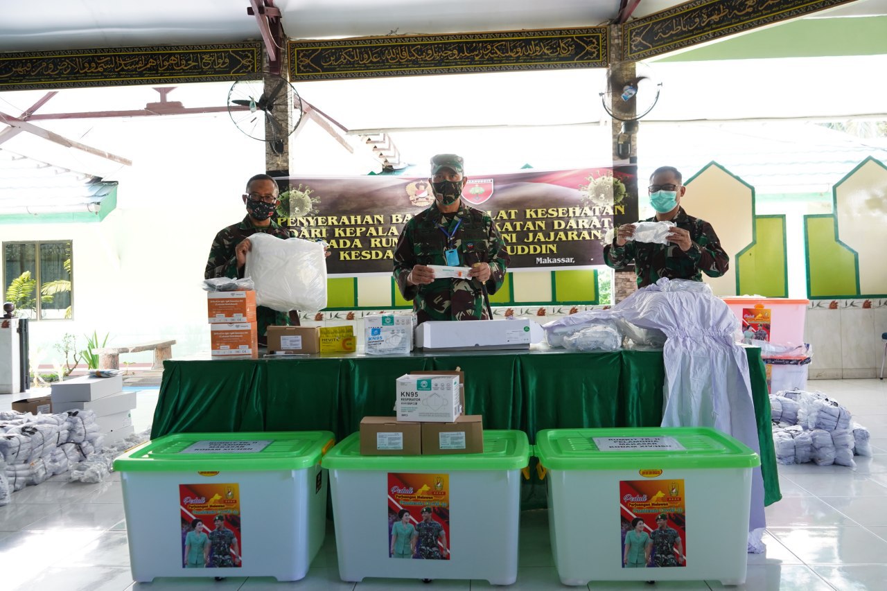 Pangdam Hasanuddin Serahkan Matkes Covid-19 Bantuan Kasad Ke RSAD Jajaran Kodam