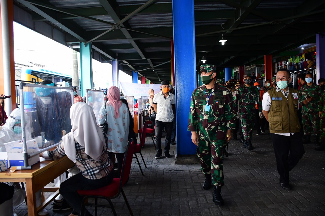Pedagang Pasar di Makassar Jalani Rapid Test, Pangdam: Yang reaktif Kita Isolasi