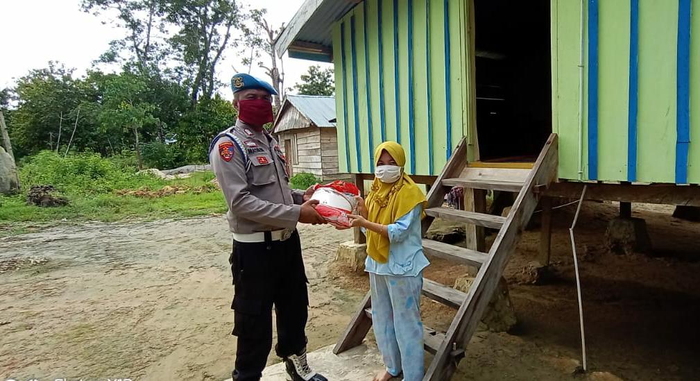 Polri Peduli Covid-19, Polsek Tikep Bagikan Bansos kepada Masyarakat di Tiga Kecamatan