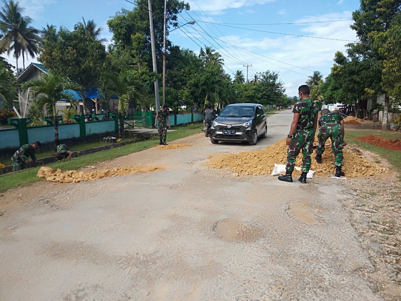Cegah Lakalantas, Koramil 1416-03/Tongkuno Timbun Jalan Berlubang