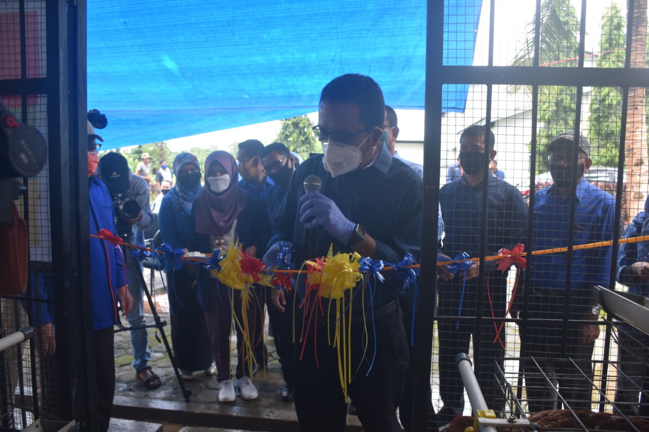 Rektor UHO Launching Unit Usaha Ternak FPt