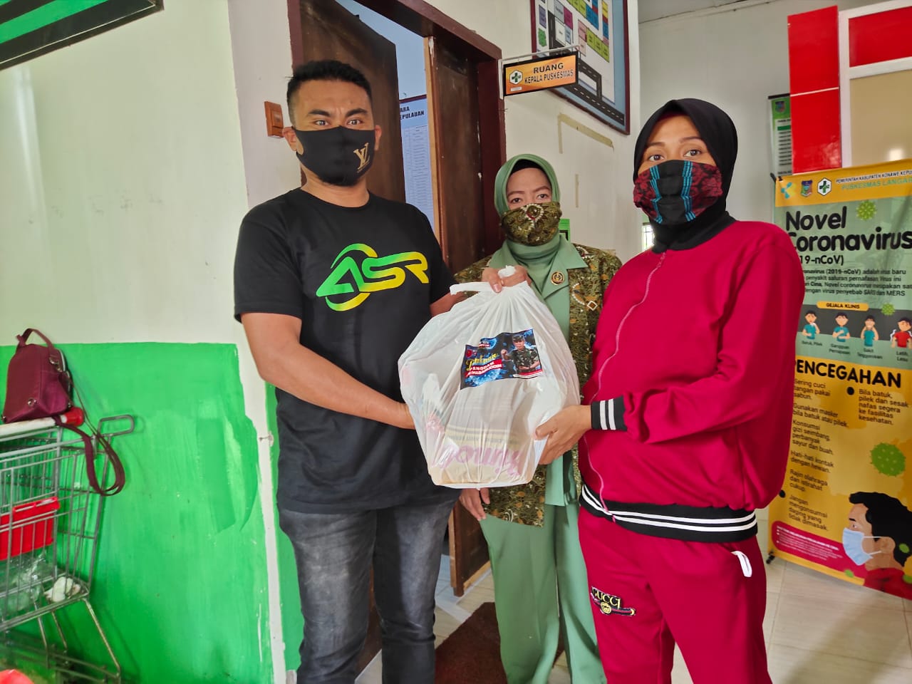 Relawan ASR Serahkan Bantuan Pangdam ke Warga Konkep