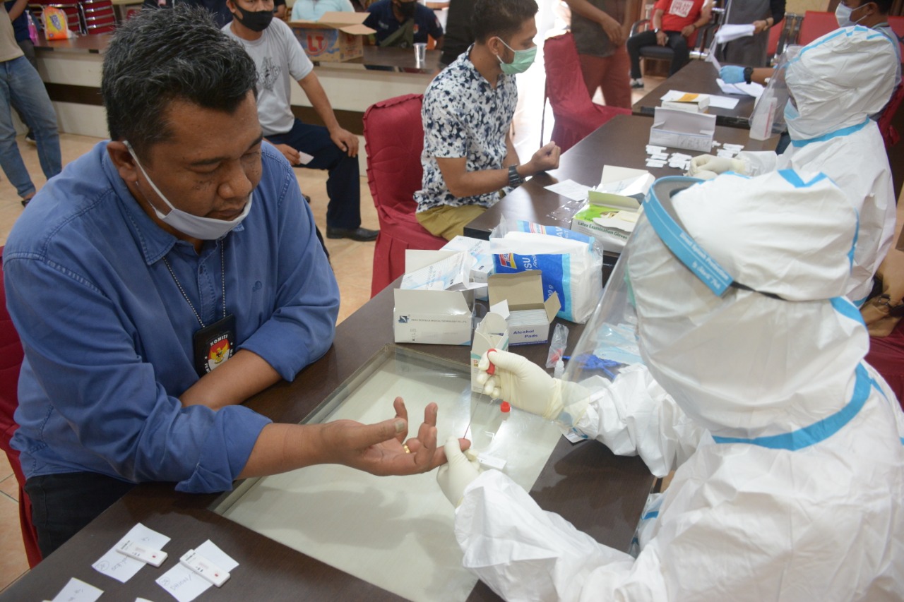 Ketua dan Komisioner KPU Sultra Jalani Rapid Test Covid19