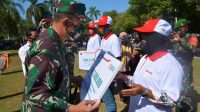 Mayjen TNI Andi Sumangerukka Serahkan Bantuan Modal Tahap I ke 1000 UMKM di Sultra
