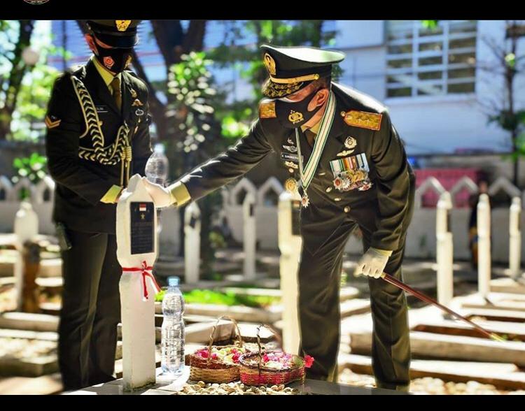 HUT TNI ke 75, Pangdam beserta Jajaran Kodam XIV/HSN Ziarah ke Taman Makam Pahlawan