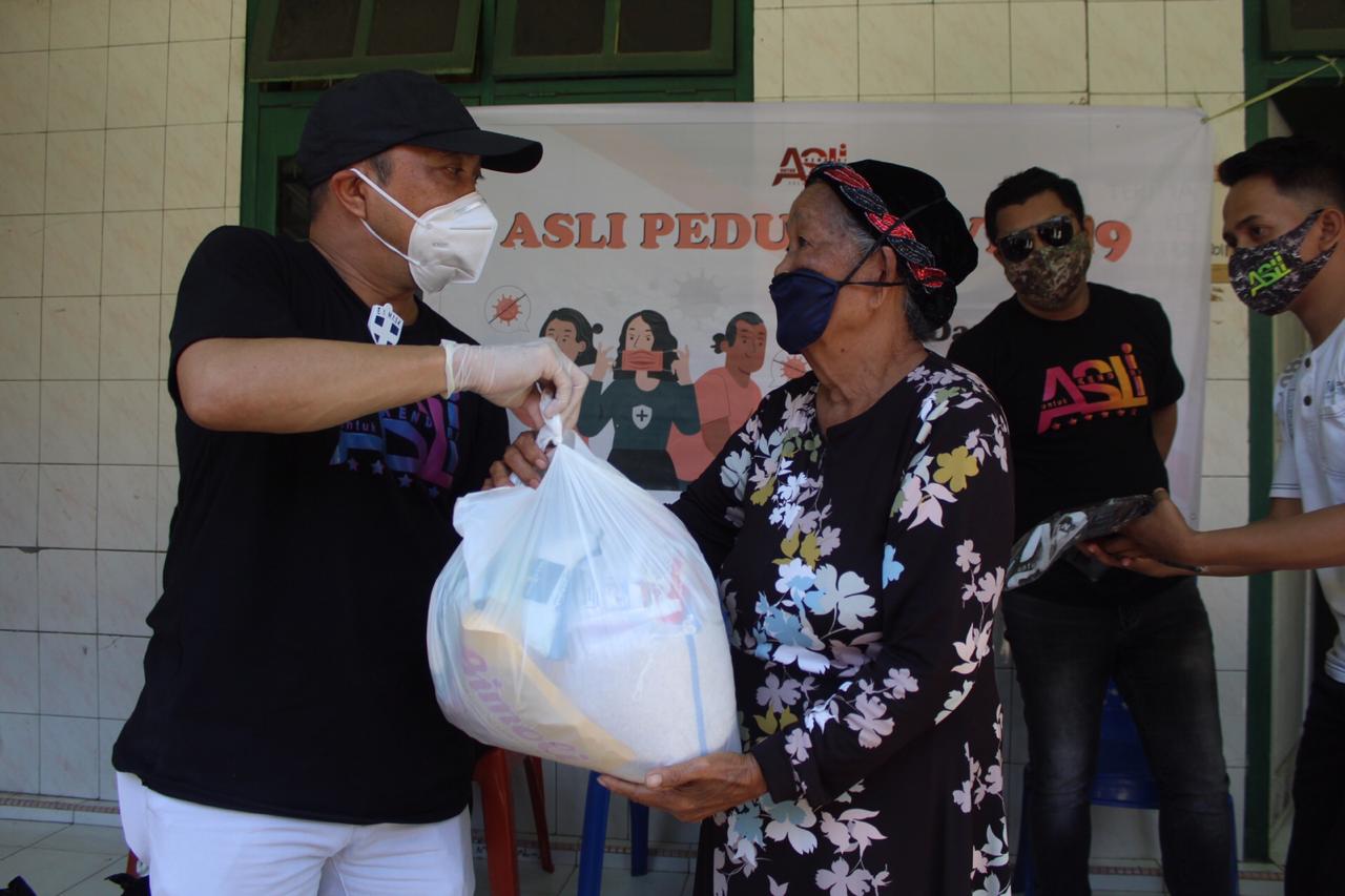 ASLI dan ASR Kembali Bagikan Ratusan Paket Sembako, Kali Ini di Kecamatan Kendari Barat