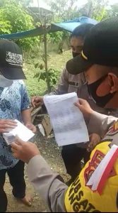 Polisi Tangkap Tangan Seorang Warga yang Bawa Setumpuk Amplop Berisikan Uang di Konsel