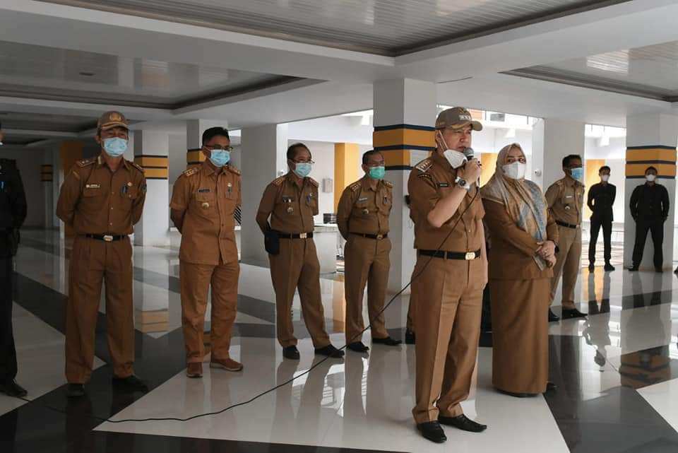 Hari Pertama Berkantor, Ini yang Dilakukan Samsul Bahri - Hj Andi Merya Nur