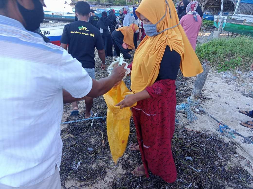Peduli Lingkungan, ASR Wakatobi Bersih-bersih Pantai Binongko