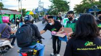 ASR Berbagi Takjil ke Ratusan Pengendara Kendaraan di Kendari
