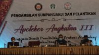 Rektor UHO Lantik dan Sumpah 37 Apoteker Angkatan III