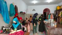 Relawan ASR Latih Ibu Rumah Menjahit