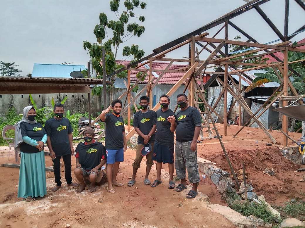 Relawan ASR Gotong Royong Dengan Warga Bangun Rumah di Baruga