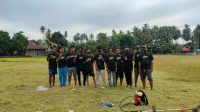 Relawan ASR Konkep Bersama Karang Taruna Bersihkan Lapangan Sepak Bola Kekea