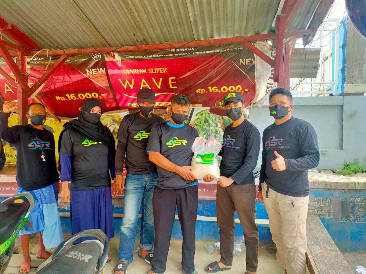 Jumat Berkah, Relawan ASR Kendari Bagikan Sembako kepada Warga Terdampak Covid19