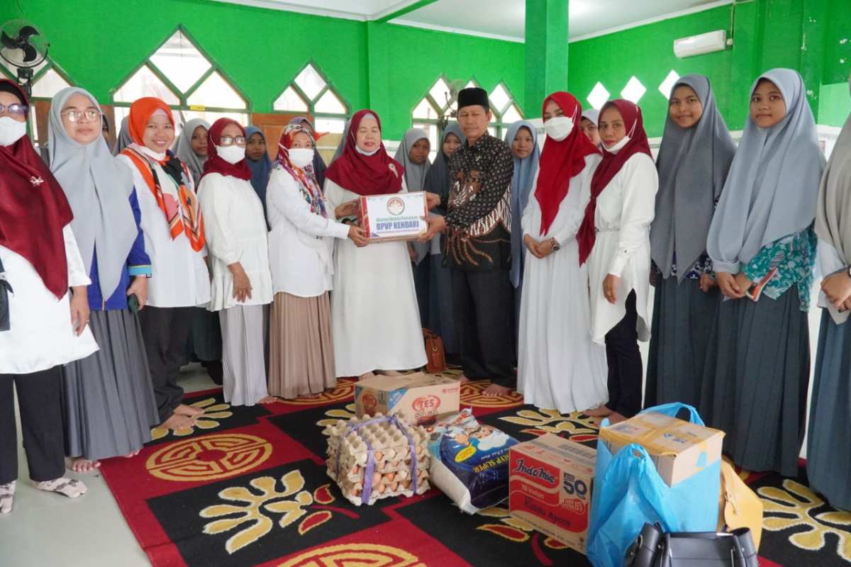 Dharma Wanita BPVP Kendari Gelar Bakti Sosial