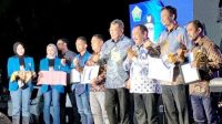 Ketua Kadin Sultra Terima Penghargaan Tokoh Inisiator Pertumbuhan Ekonomi dan Investasi Daerah Sultra