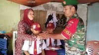 Babinsa Koramil 01 Wawonii Konkep Berbagi Seragam Sekolah