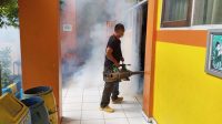 Perihatin Meningkatnya DBD, FPRH Lakukan Foging di Dua Sekolah di Kota Kendari