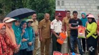 Pemda Wakatobi Salurkan Bantuan kepada Para Korban Angin Kencang