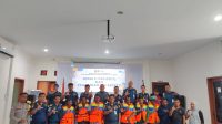 KSOP Kendari Pastikan Keselamatan Nelayan di Pulau Saponda, Bagikan Life Jacket dan E-Pas