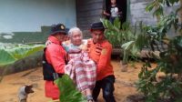 Tim SAR Evakuasi 3 Lansia Korban Terdampak Banjir di Kendari