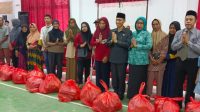 Berkah Ramadan, TP PKK dan DWK Wakatobi Salurkan 250 Paket Sembako