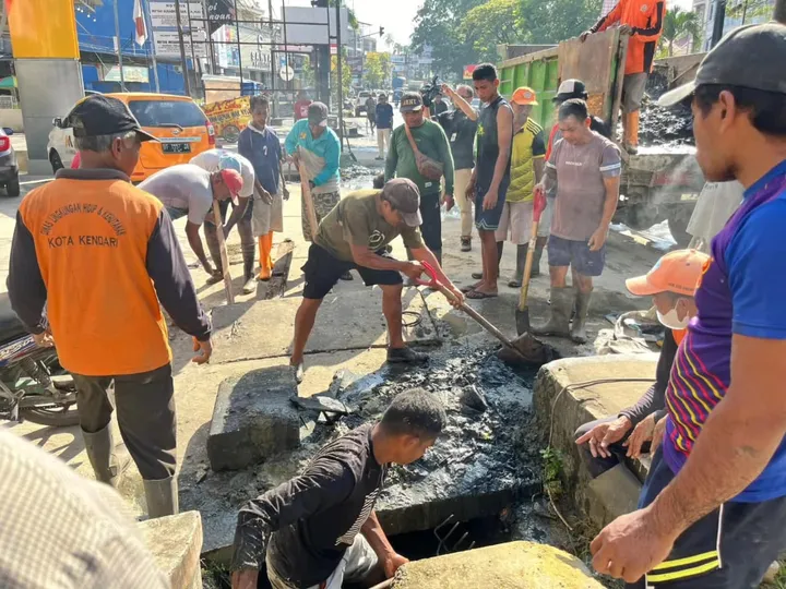 Cegah Genangan Air, Wakil Wali Kota Kendari Pantau Langsung Pengerukan Drainase di Jalan Ahmad Yani