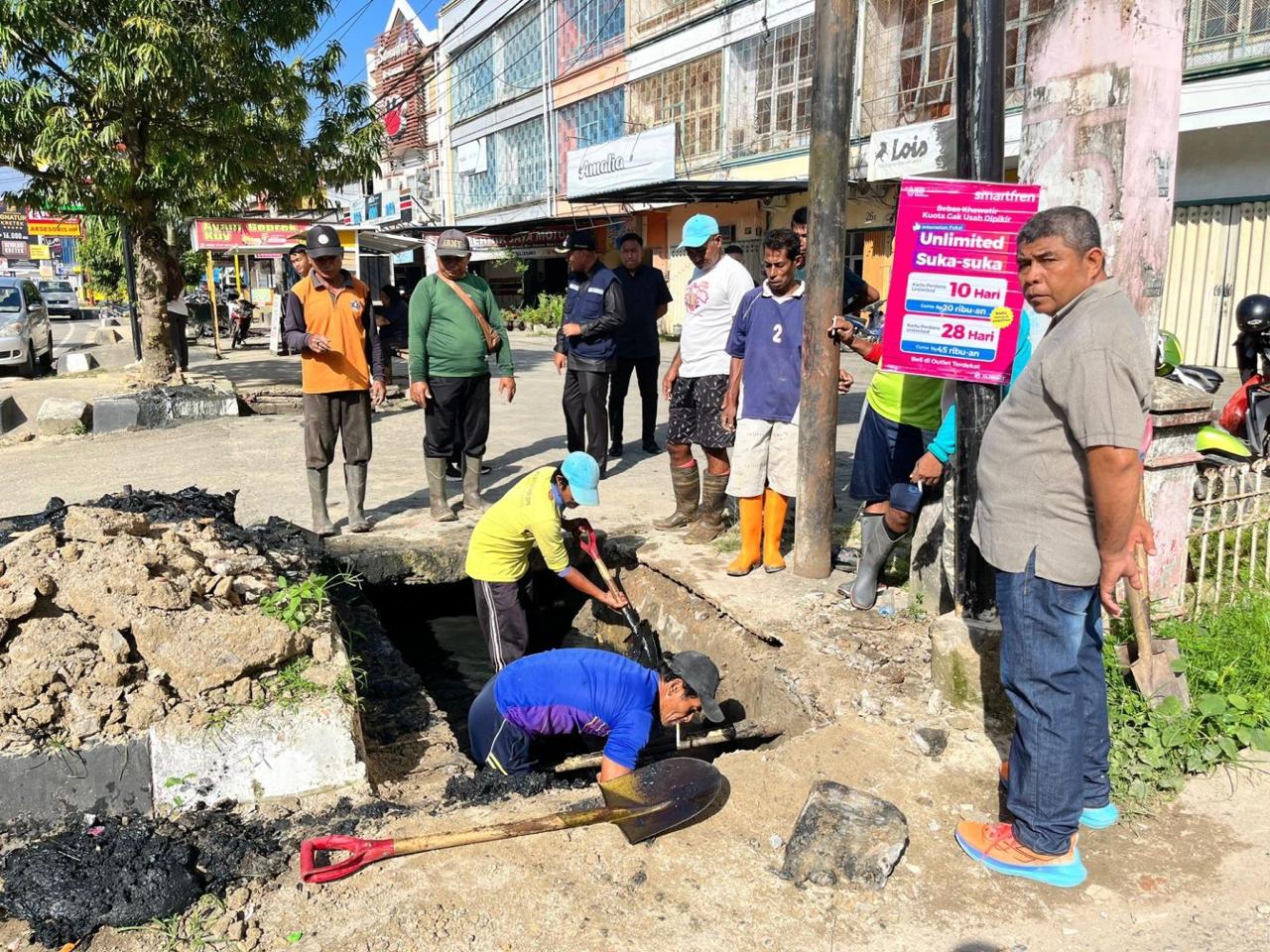 Cegah Genangan Air, Wakil Wali Kota Kendari Pantau Langsung Pengerukan Drainase di Jalan Ahmad Yani
