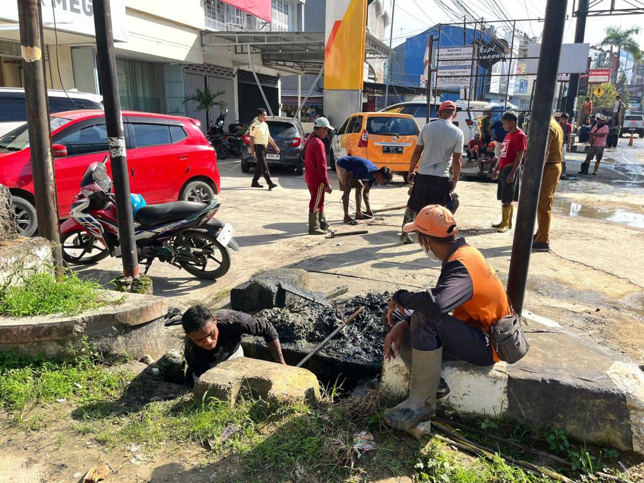 Cegah Genangan Air, Wakil Wali Kota Kendari Pantau Langsung Pengerukan Drainase di Jalan Ahmad Yani
