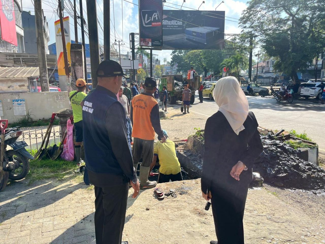 Cegah Genangan Air, Wakil Wali Kota Kendari Pantau Langsung Pengerukan Drainase di Jalan Ahmad Yani