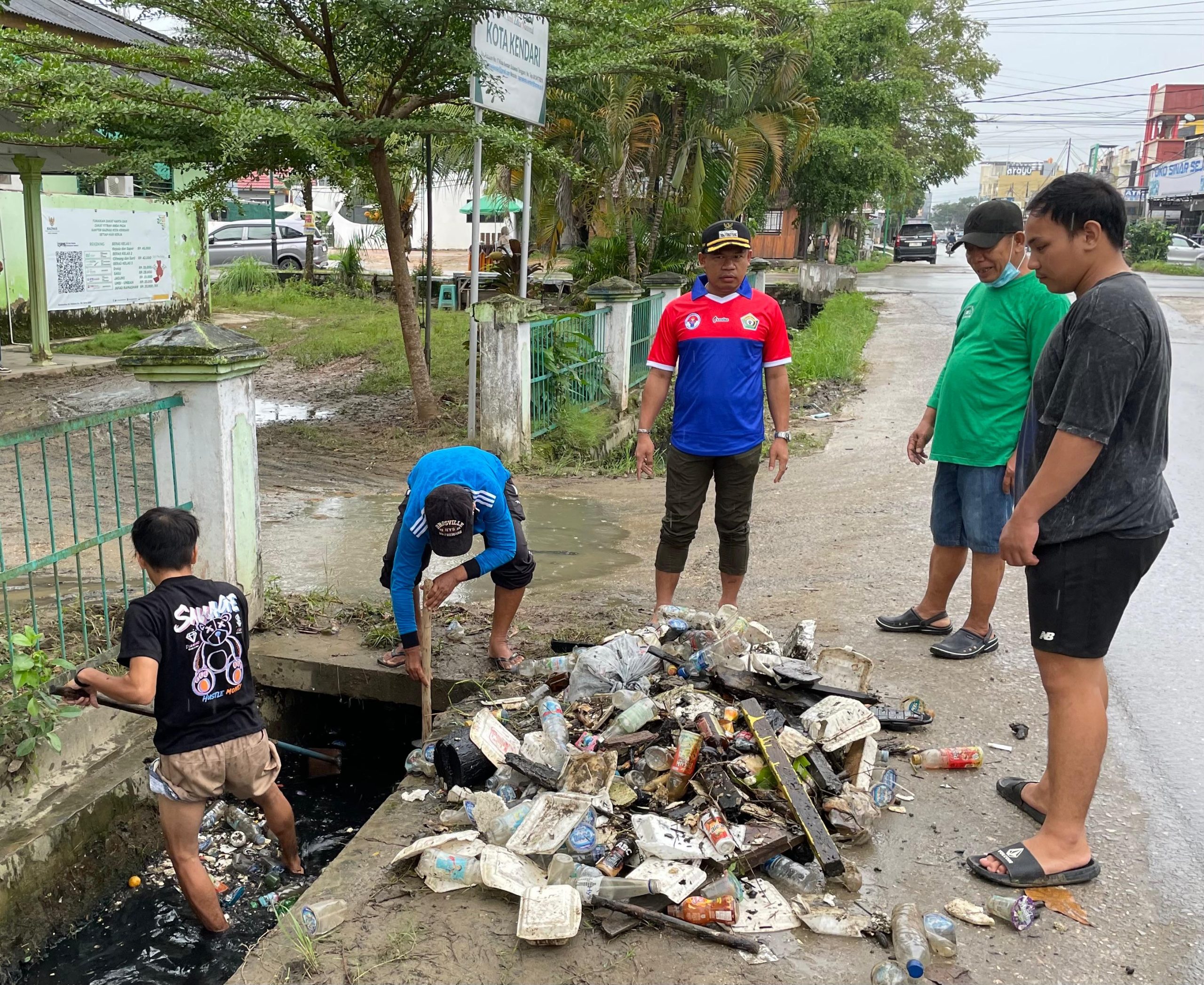 Pemkot Kendari Respon Cepat Banjir, Saluran Drainase Kompleks Pasaeno Dikeruk