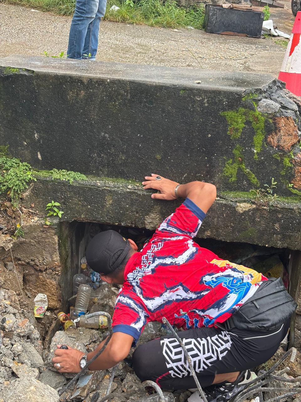 Camat Kadia Pastikan Penanganan Drainase Jalan Sao Sao Berjalan Maksimal