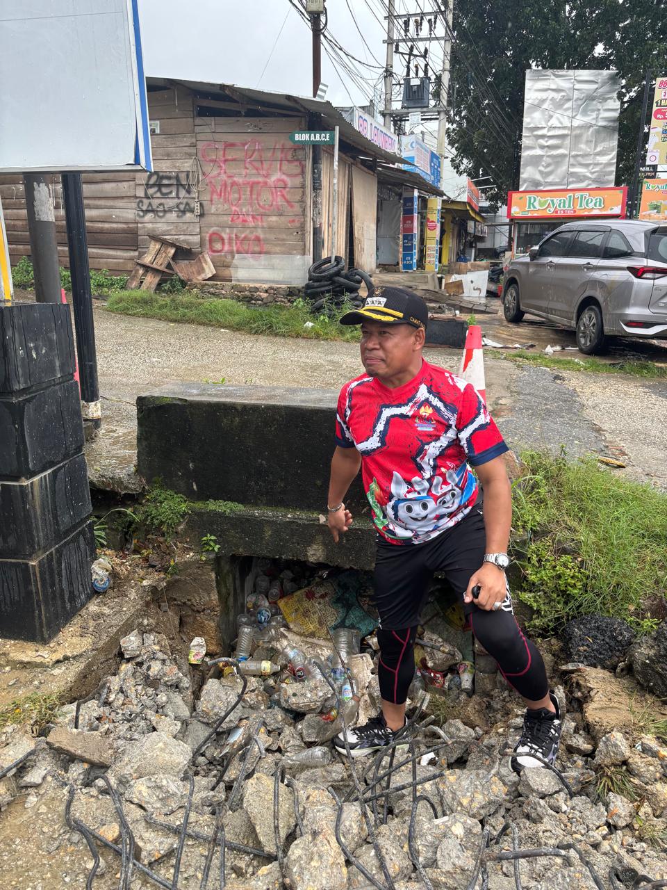Camat Kadia Pastikan Penanganan Drainase Jalan Sao Sao Berjalan Maksimal