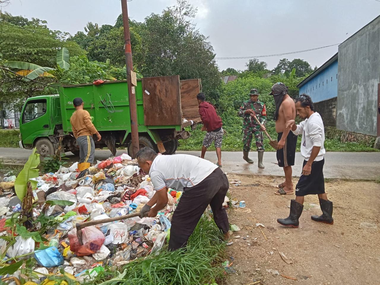 Camat Wua-Wua Pimpin Langsung Aksi Bersih-Bersih Jelang Penilaian Kota Sehat