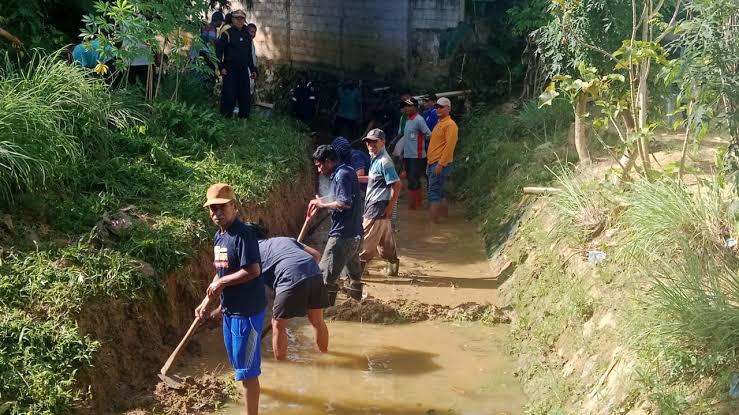 Camat Wua-Wua Pimpin Langsung Aksi Bersih-Bersih Jelang Penilaian Kota Sehat