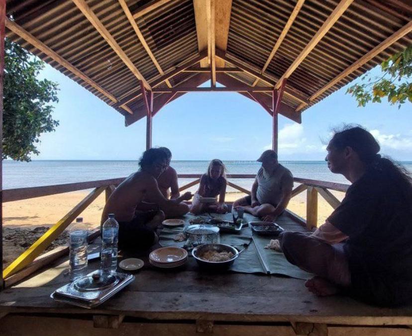 Menyusuri Teduhnya Surga Laut Tompaone Bersama Keluarga dan Ombak yang Bersahabat