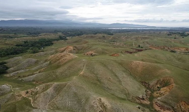 Petualangan Nikmati Lanskap Musim Kering di Bukit Teletubbies Bombana