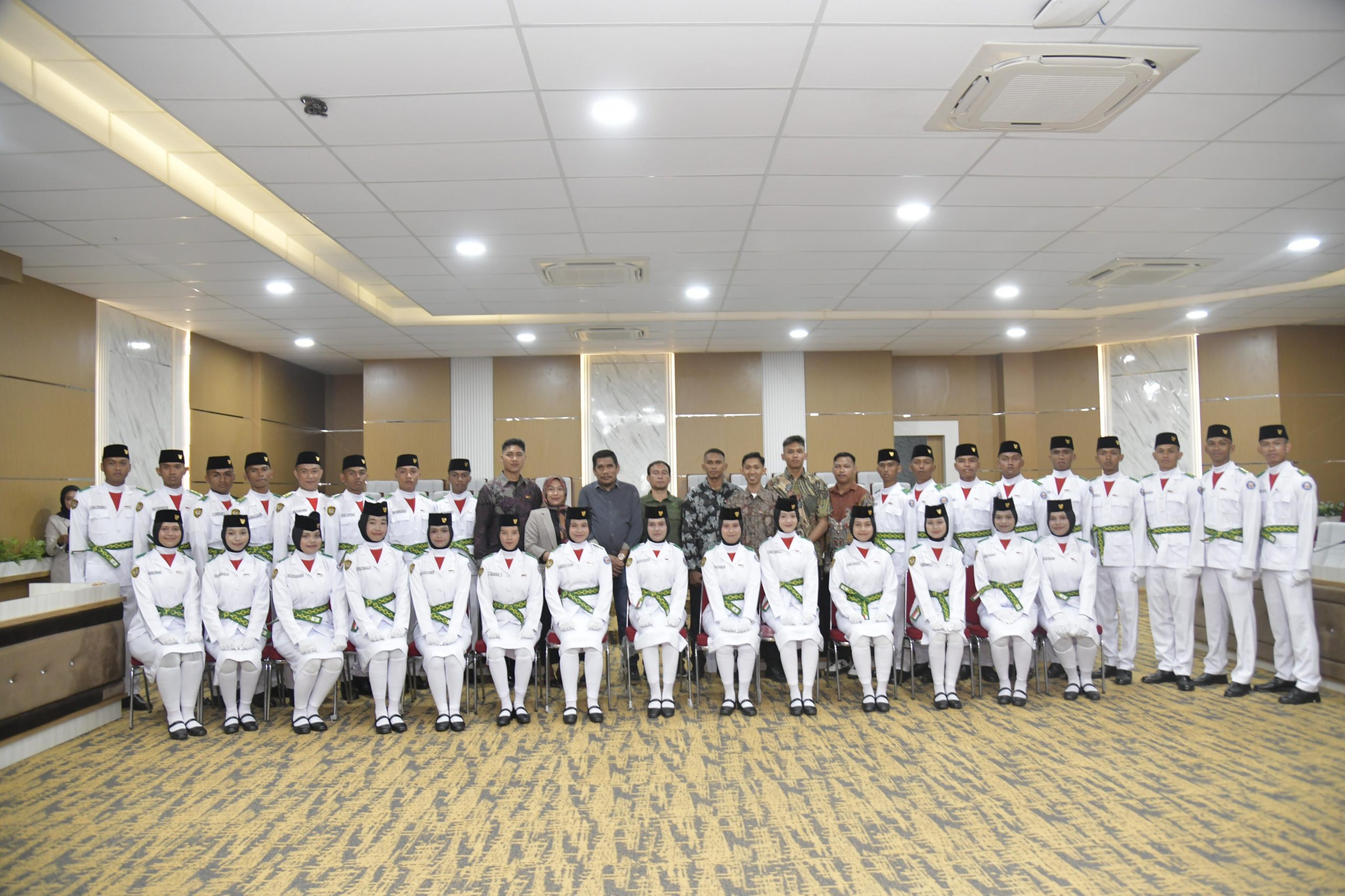 Rektor UHO Kukuhkan 31 Anggota Paskibraka: Simbol Nasionalisme dan Kebanggaan Kampus