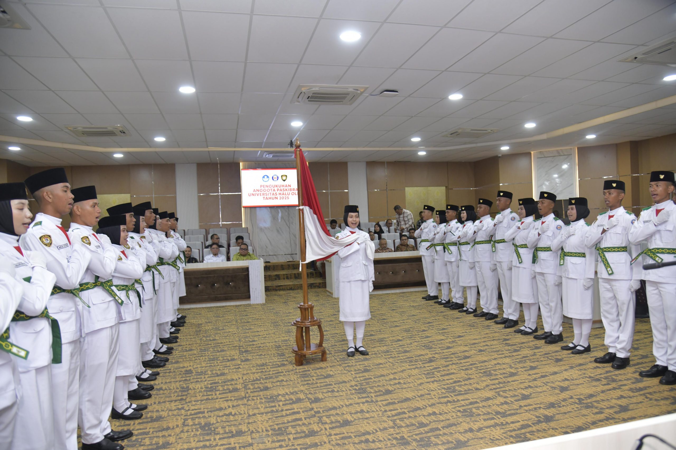 Rektor UHO Kukuhkan 31 Anggota Paskibraka: Simbol Nasionalisme dan Kebanggaan Kampus