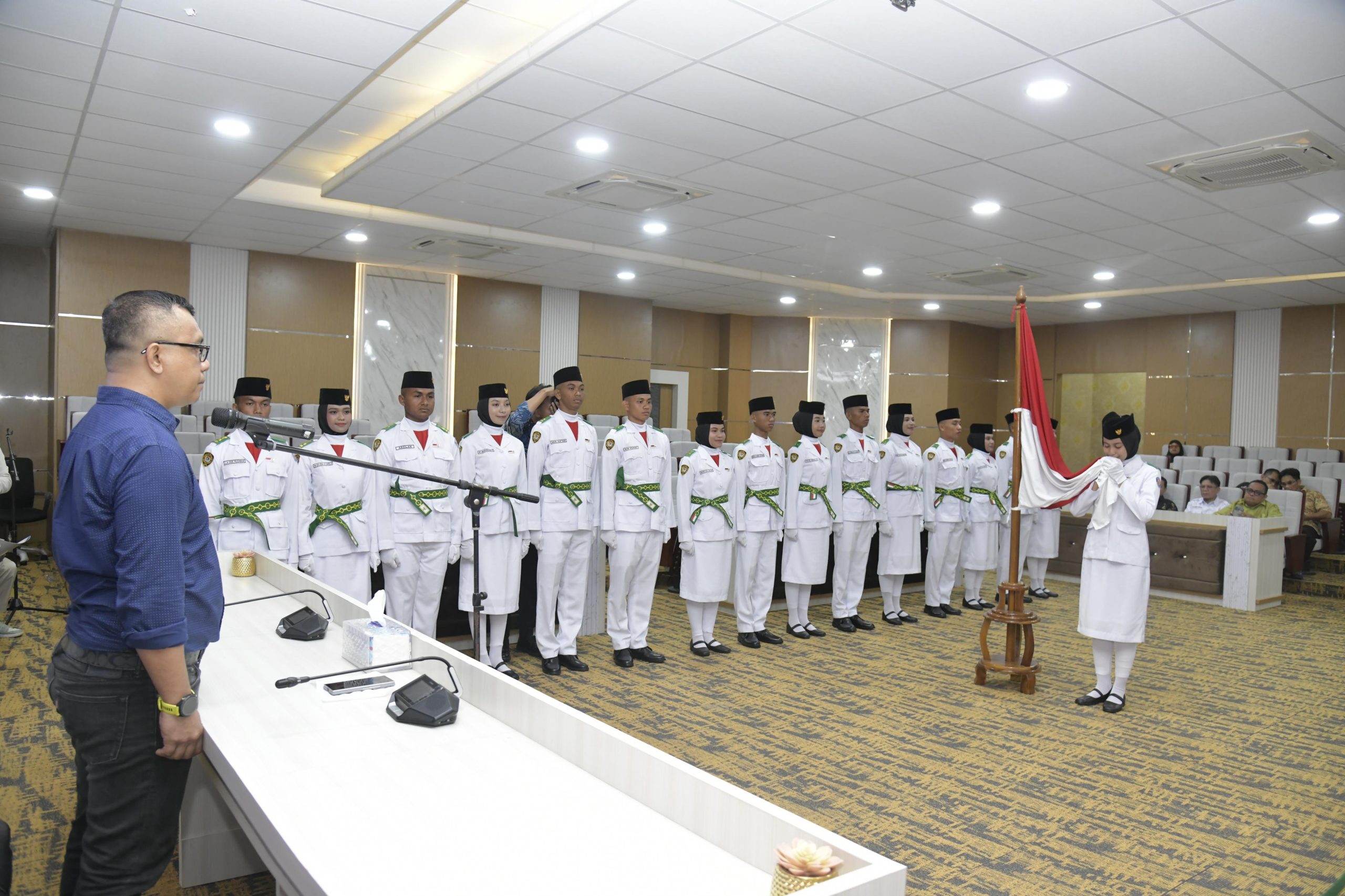 Rektor UHO Kukuhkan 31 Anggota Paskibraka: Simbol Nasionalisme dan Kebanggaan Kampus