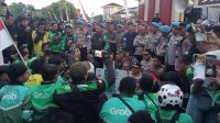Di Kendari, Ribuan Ojol Bersama Kapolda dan Ketua DPRD Sultra Gelar Sholat Gaib untuk Affan